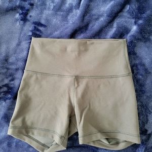 Size 6 Lululemon 4" Wunder Train Short